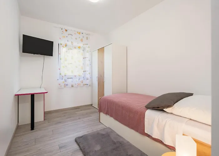 Apartment Awesome In Kolavici