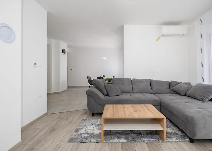 Apartment Awesome In Kolavici