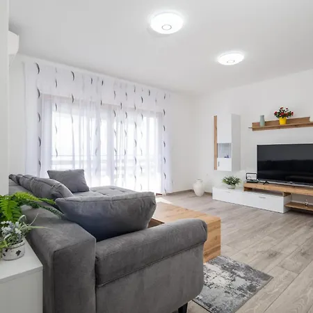 Amazing In Kolavici With House Sea View Apartment
