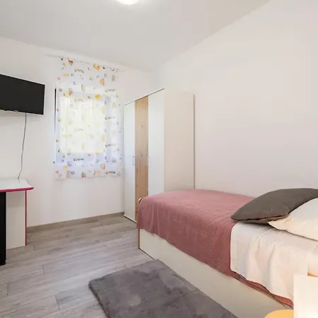 Апартаменты Amazing In Kolavici With House Sea View