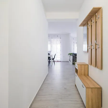 Stunning In Kolavici With Wifi Apartman Slatina