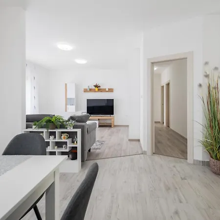 Apartment Stunning In Kolavici With Wifi Slatina (Primorsko-Goranska)