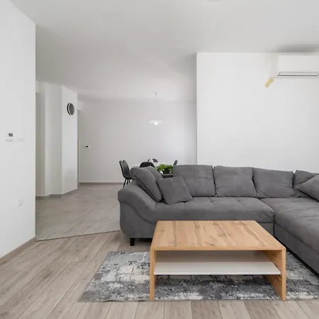 Апартаменты Amazing In Kolavici With House Sea View